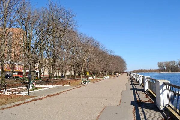 Embankment of the river Pina on a sunny spring day — Stock Photo, Image