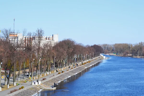 Embankment do rio Ping em um dia de primavera ensolarado — Fotografia de Stock