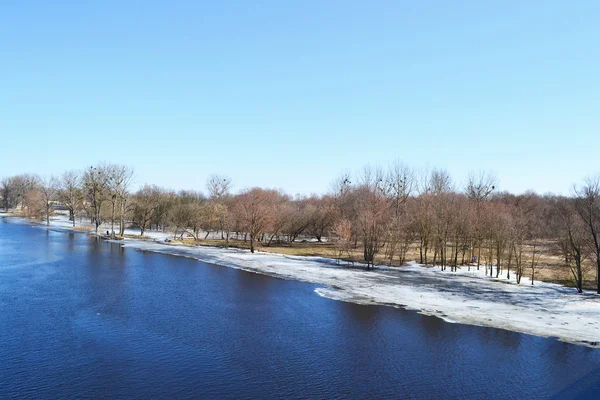 Blick auf den Fluss Pina an einem sonnigen Frühlingstag — Stockfoto