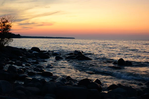 Pôr do sol de verão no lago Ladoga — Fotografia de Stock