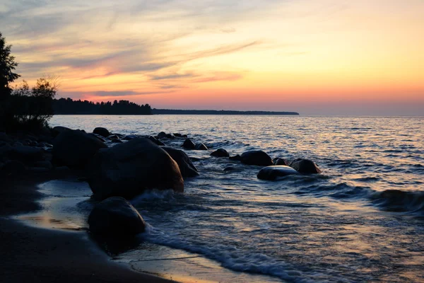 Coucher de soleil d'été sur le lac Ladoga — Photo