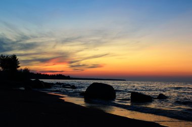 Ladoga gölünde yaz günbatımı