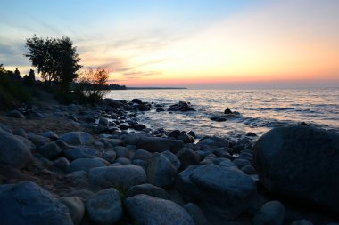 Ladoga gölünde yaz günbatımı