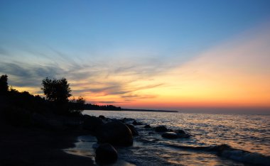 Ladoga gölünde yaz günbatımı