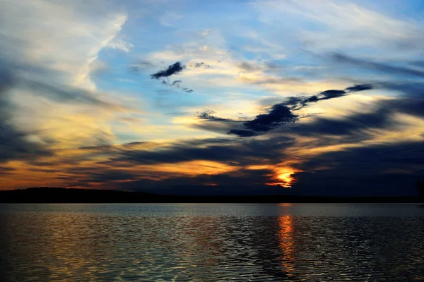 Pôr do sol de verão no lago — Fotografia de Stock