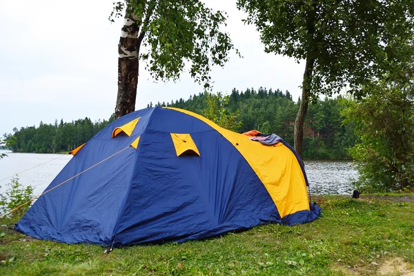 Tent near the lake — Stock Photo, Image