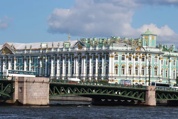 O Palácio de Inverno e a Ponte do Palácio — Fotografia de Stock