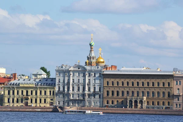 Вид на Дворцовую набережную, Санкт-Петербург — стоковое фото