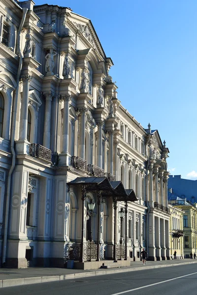 Fasada pałacu w Sankt Petersburgu — Zdjęcie stockowe
