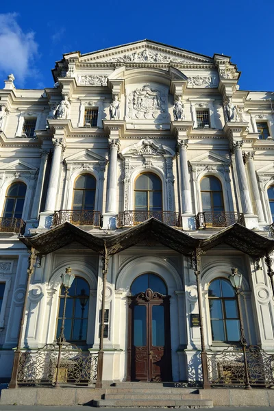 The facade of the palace in St. Petersburg — Stock Photo, Image