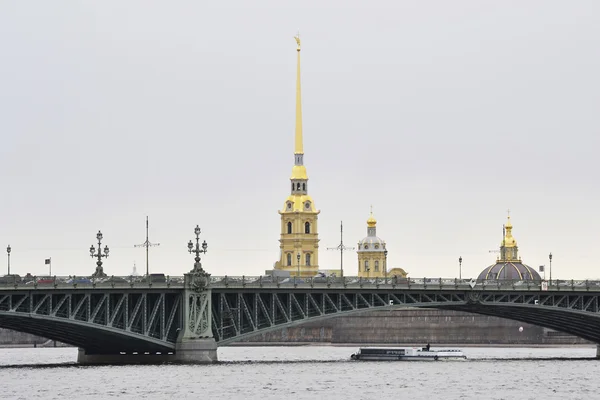 Vista de la fortaleza de Pedro y Pablo y el puente Trinity, San Petersburgo . — Foto de Stock
