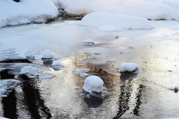 Красивый зимний пейзаж со льдом — стоковое фото