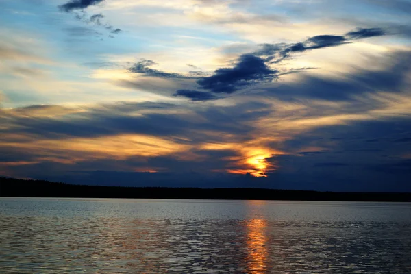 Sommar solnedgång på sjön — Stockfoto
