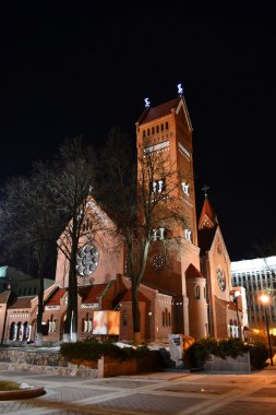 Minsk Merkezi gece kırmızı Katolik Kilisesi