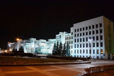 Minsk'te geceleri bina Parlamento. Belarus