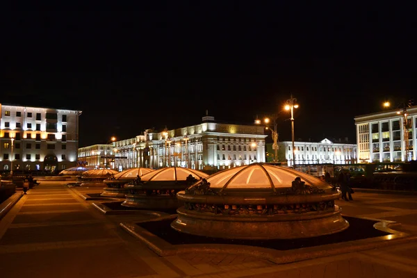 Piazza dell'Indipendenza. Paesaggio urbano notturno di Minsk — Foto Stock