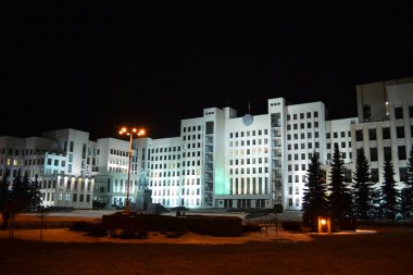 Minsk'te geceleri bina Parlamento. Belarus