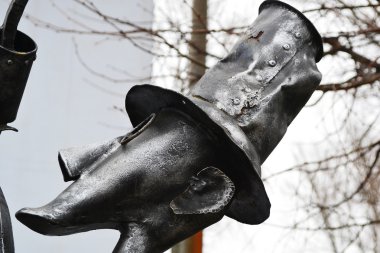 Head of monument to lamplighter in Brest clipart