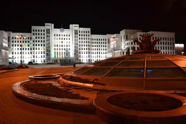 Prédio do Parlamento em Minsk à noite. Bielorrússia — Fotografia de Stock