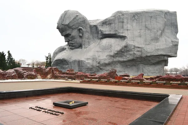 苏联士兵在白俄罗斯布列斯特要塞向纪念碑 — 图库照片