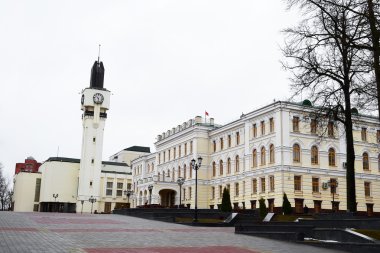 bulutlu bir bahar gününde vitebsk sokak görünümü