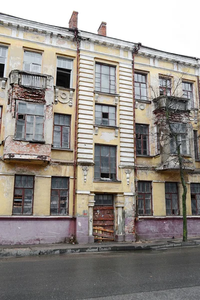 L'ancien bâtiment délabré dans la partie historique de Vitebsk — Photo