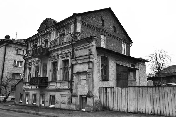 Das alte baufällige Gebäude im historischen Teil von Witebsk, Weißrussland. — Stockfoto