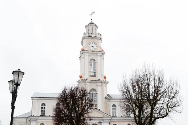 Vitebsk bulutlu bir bahar gününde eski bina görünümü — Stok fotoğraf