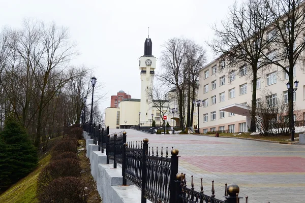Blick auf die Straße in Vitebsk an einem bewölkten Frühlingstag — Stockfoto