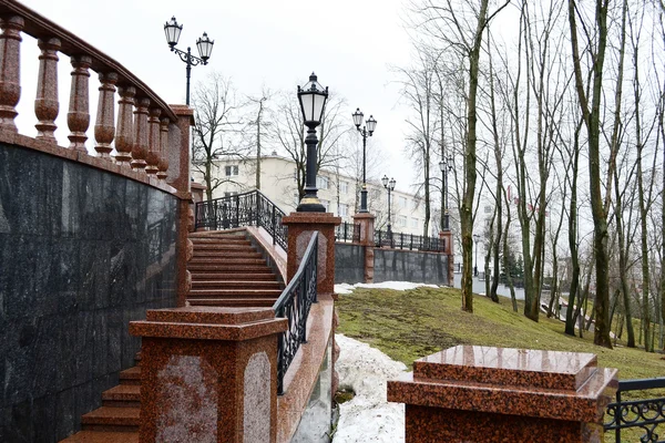 Widok placu w Witebsku na dzień wiosna zachmurzony — Zdjęcie stockowe