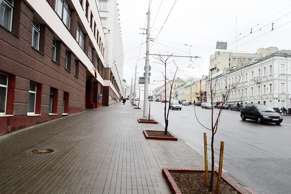 Vista della strada a Vitebsk in una giornata nuvolosa di primavera — Foto Stock