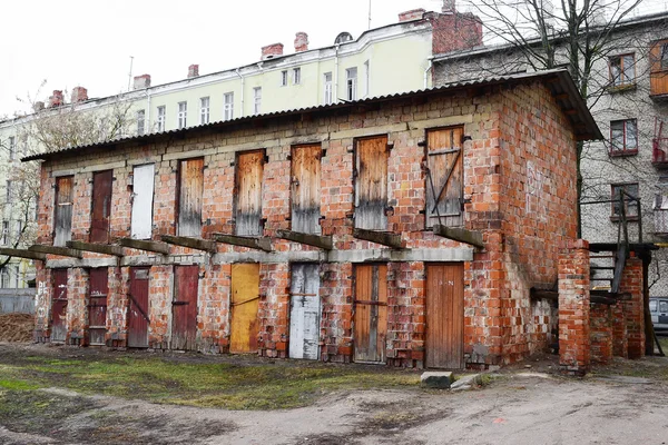 Das alte, baufällige Gebäude im historischen Teil von Witebsk — Stockfoto