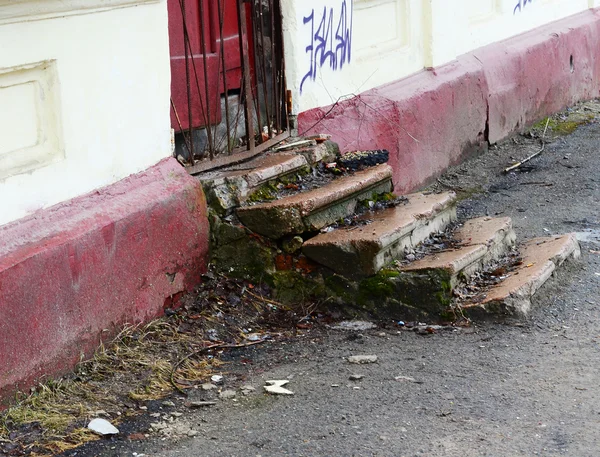 Старая разрушенная лестница — стоковое фото
