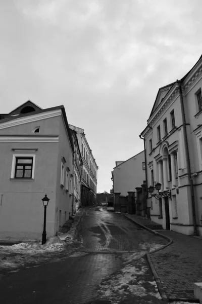 Rua em Minsk. Preto e branco . — Fotografia de Stock