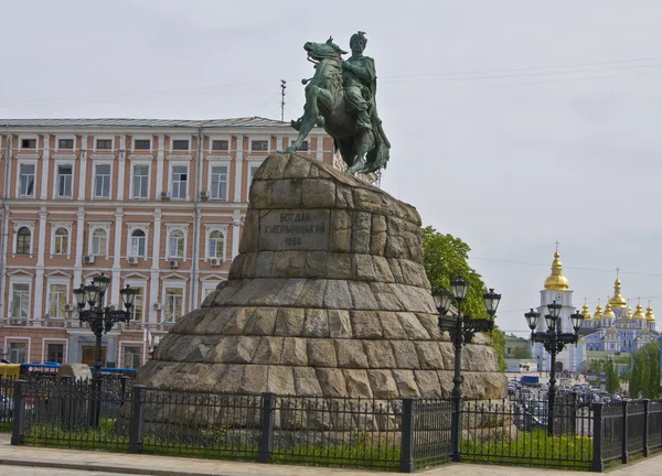 Kiev, Ucraina, monumento a Bogdan Hmelnitskiy e Mihaylovskiy m — Foto Stock