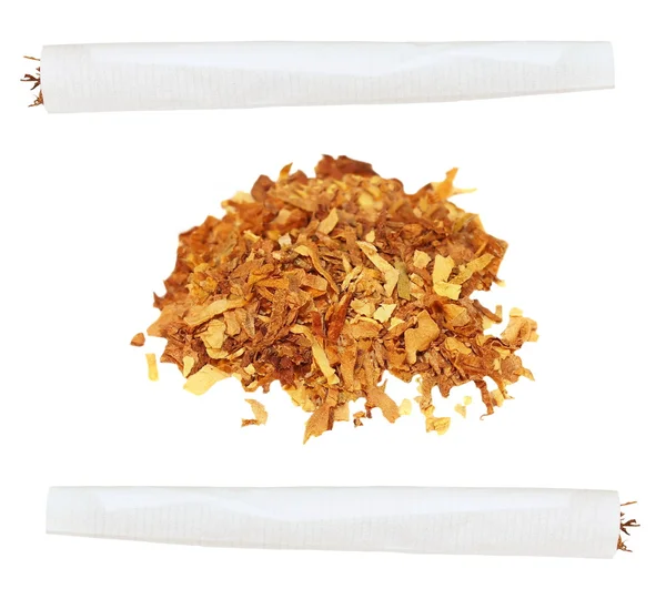 Tabaco e cigarros isolados sobre fundo branco, textura — Fotografia de Stock