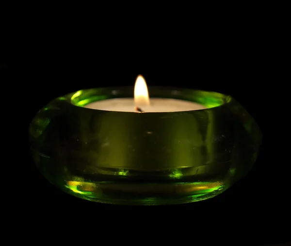Castiçal de vidro com vela isolada no fundo preto — Fotografia de Stock