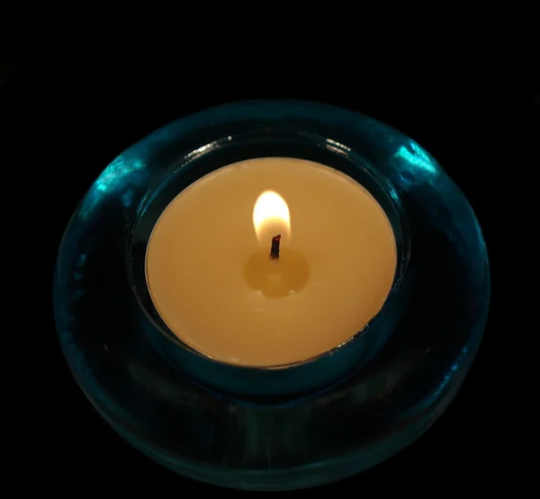 黒の背景で隔離の蝋燭とガラスの燭台 — ストック写真