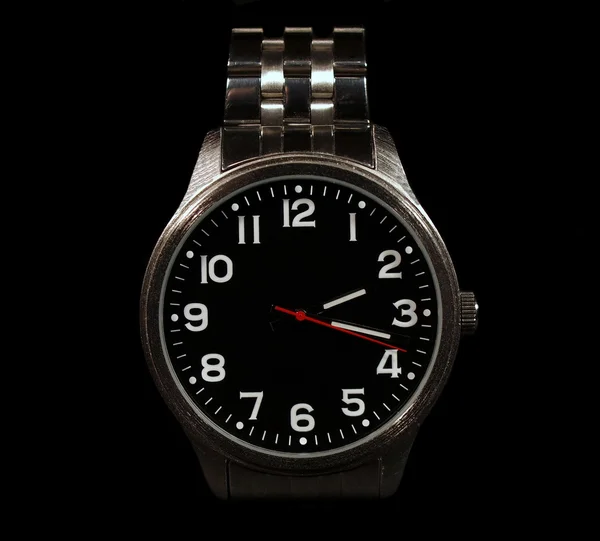 Серебряные часы класса люкс на черном фоне — стоковое фото