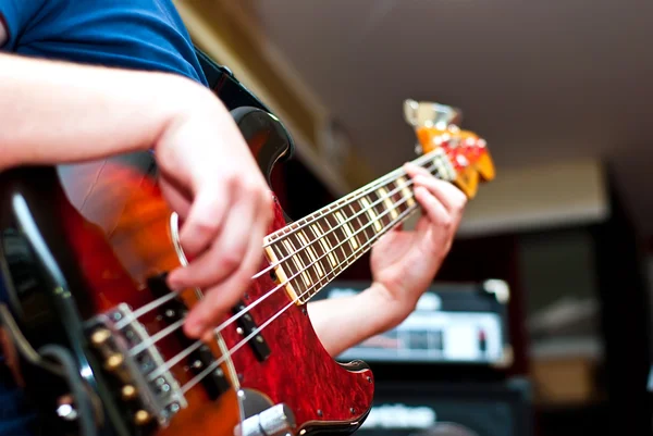Musiker som spelar gitarr — Stockfoto