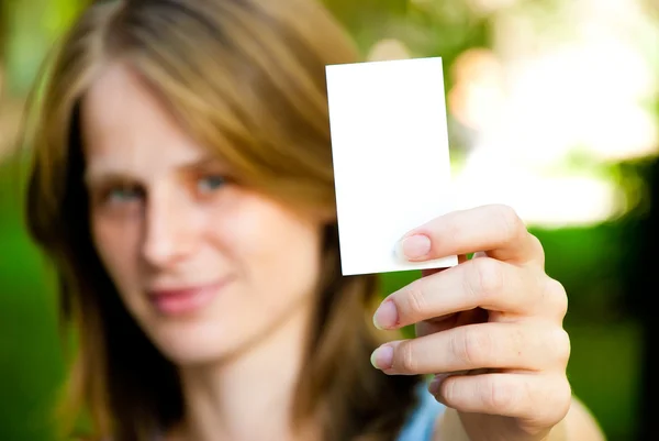 Mujer sosteniendo tarjeta vacía — Foto de Stock