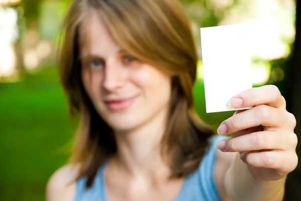 Mulher segurando cartão vazio — Fotografia de Stock