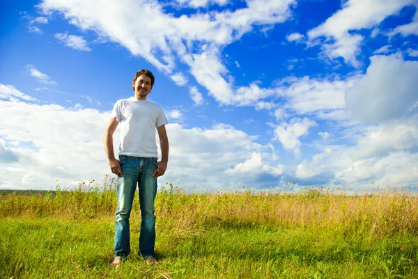 Omul stând pe un câmp — Fotografie, imagine de stoc