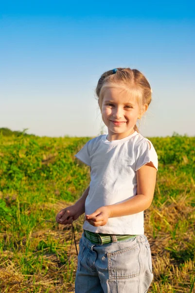 Porträt eines kleinen Mädchens — Stockfoto