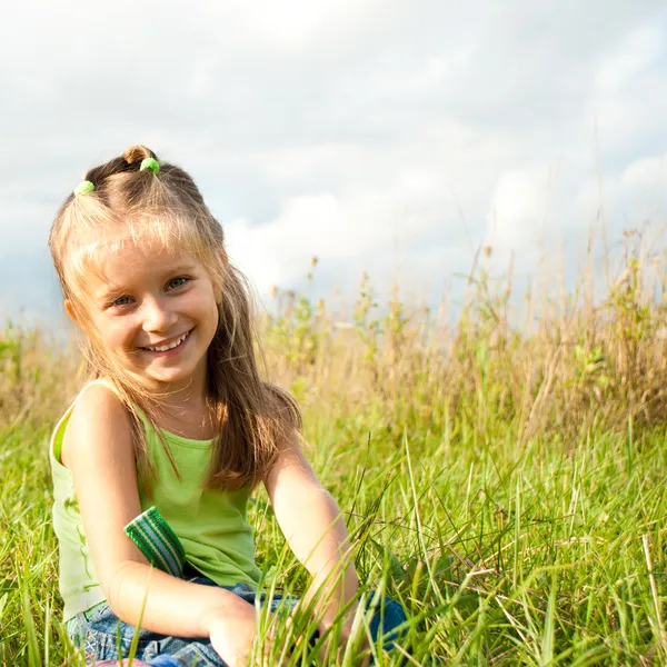 Kleines Mädchen auf einer Wiese — Stockfoto