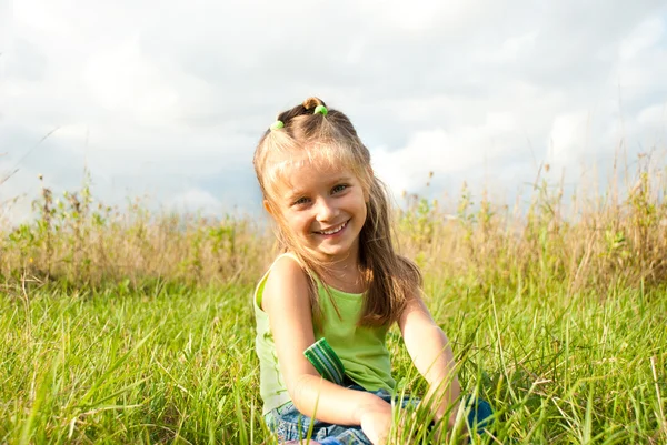 풀밭에 있는 어린 소녀 — 스톡 사진