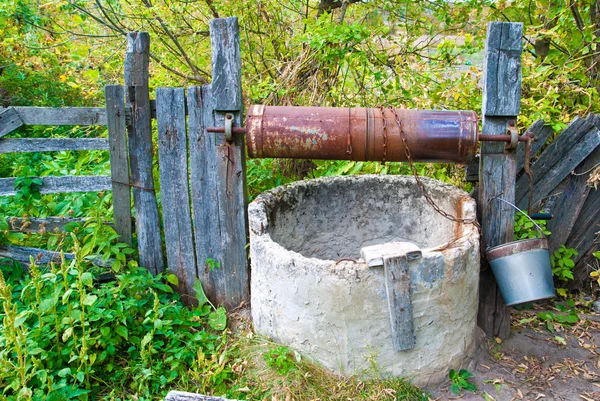Alter Brunnen im Garten — Stockfoto