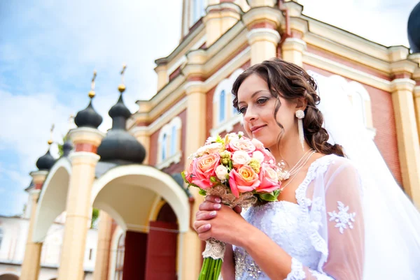 Bruden till kyrkan — Stockfoto