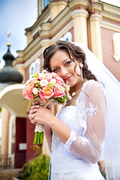 Bruden till kyrkan — Stockfoto