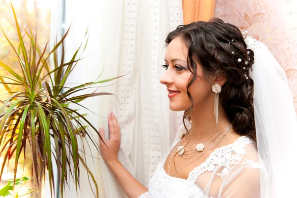 Braut am Fenster — Stockfoto